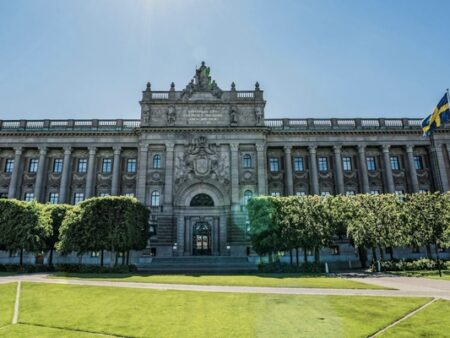 Sveriges Riksdag överväger att sänka spelskatten